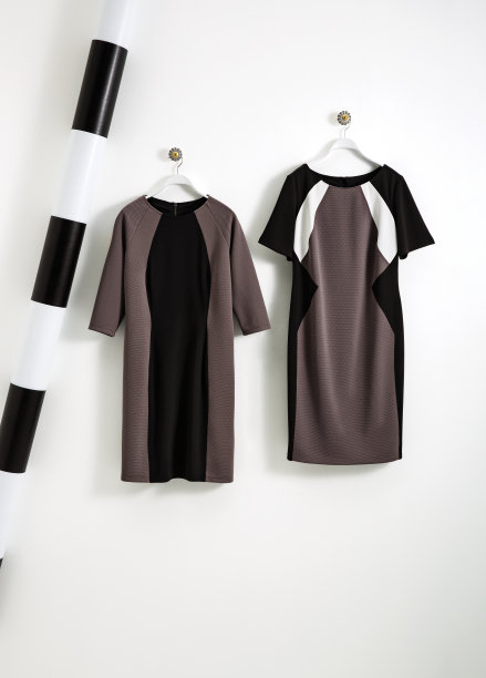 时装挂在衣架上，孤立在白色背景上图片下载