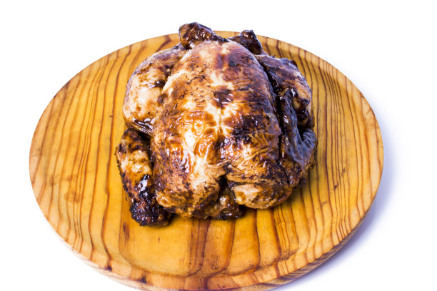 白色背景木托盘上美味的烤鸡图片下载