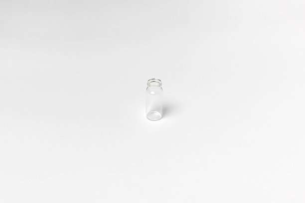 白色背景下分离的医用药瓶图片下载