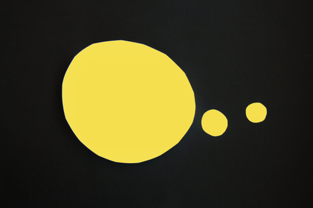 颜色2021。纸上的语音气泡与裁剪路径在黑色背景图片下载