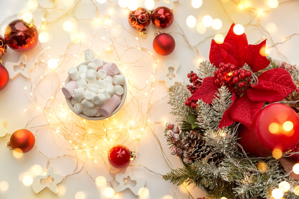 圣诞背景上的杯子里的棉花糖。图片下载