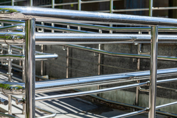 坡道的铁栏杆。用铁栏杆做成的栅栏图片下载