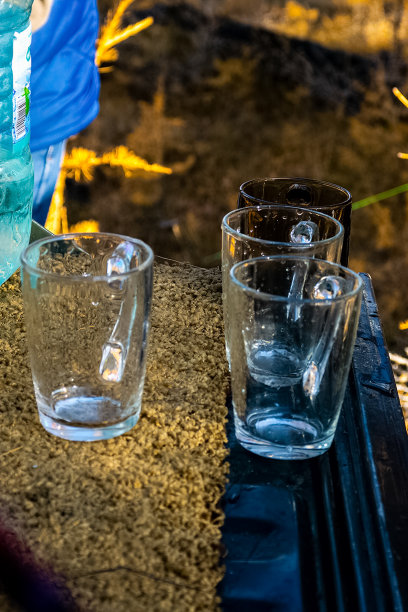 透明的茶杯立在石头上。图片下载