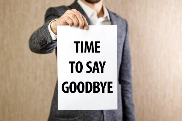 是时候说再见了，商人手中的卡片。商业协议终止概念。图片下载