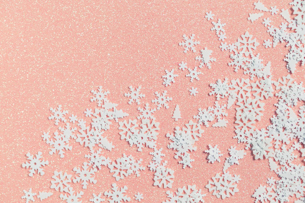 浅粉色的背景与亮片和亮片的形式，白色的雪花和圣诞树。冬季柔软的质感用于创意项目和广告设计图片下载