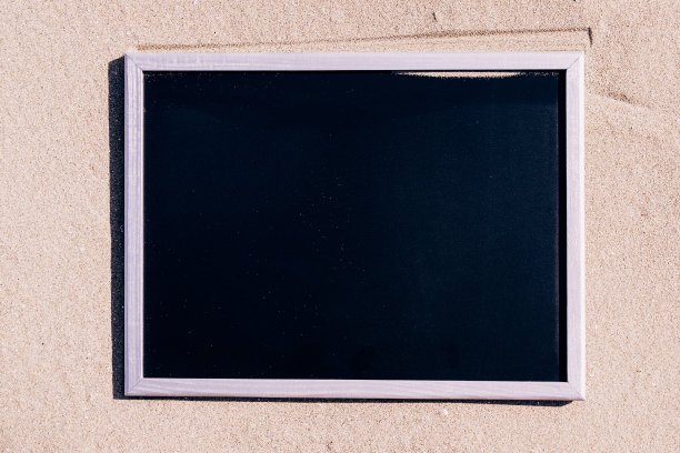 海滩背景上的灰尘堆海滩纹理。堆沙漠沙孤立在黑色。副本的空间。道路框架集。图片下载