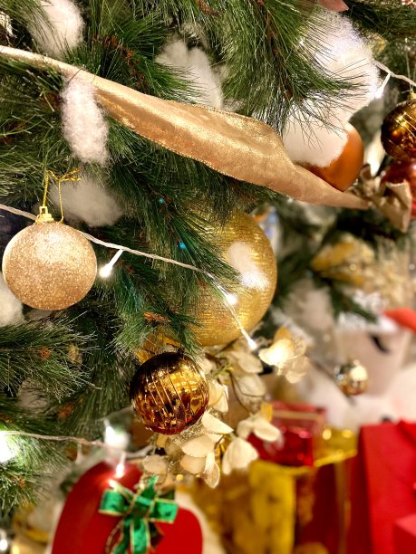 圣诞树装饰品和礼物图片下载