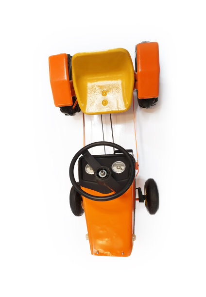 俯视图橙色复古儿童踏板机孤立在白色背景图片下载