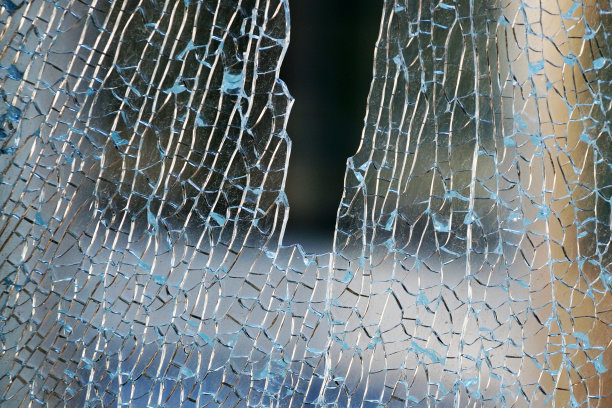 三层玻璃近距离破碎成小块图片下载