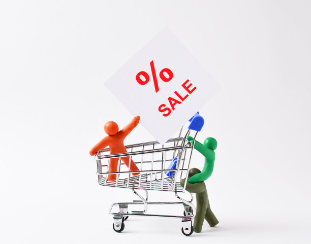 橡皮泥人偶推着购物车，上面画着打折的海报。打折理念，买礼物，准备过节。副本的空间。图片下载