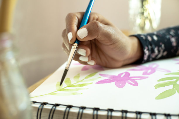 一个女孩用毛笔和水彩手绘，在家里学习新的活动图片下载