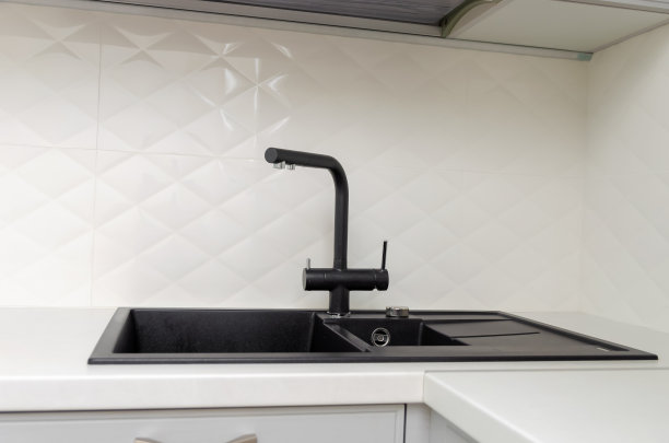 黑色的水槽与水龙头在轻，白色经典厨房特写图片下载