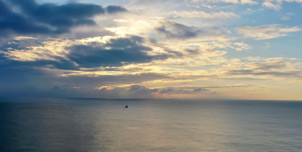 美丽的海景与孤独的帆船漂流过地平线，旅游图标照片图片下载
