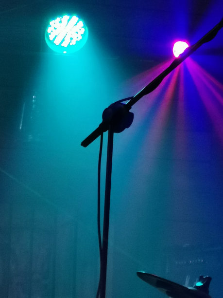 摇滚音乐吧背景照片，一个舞台，软选择焦点，复制空间图片下载