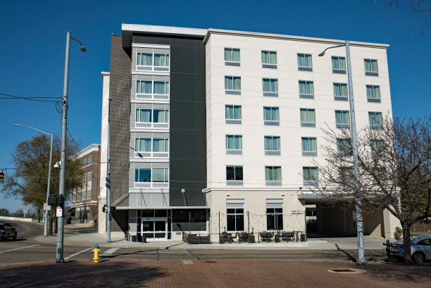 市区酒店与露天餐厅图片下载