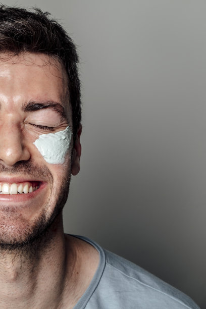 快乐的白种人，眼罩是白色的图片下载