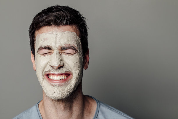 一个带着白色面具微笑的男人的肖像图片下载