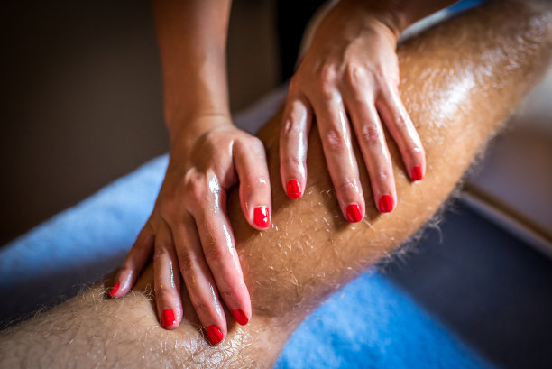 年轻人享受按摩股票照片图片下载