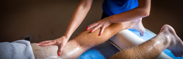 年轻人享受按摩股票照片图片下载