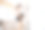 兴奋的男士和他的女朋友在家里拥抱图片下载