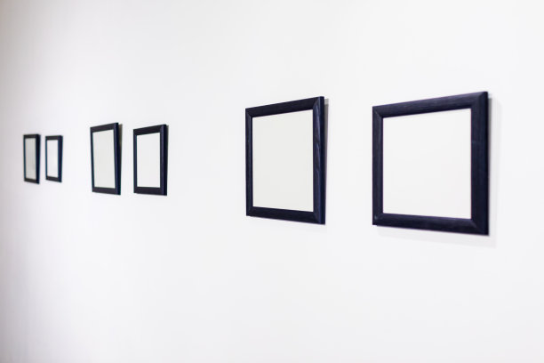 白墙上的空白相框图片下载