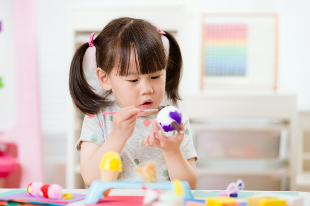 年轻女孩装饰手工工艺，供家庭教育图片下载