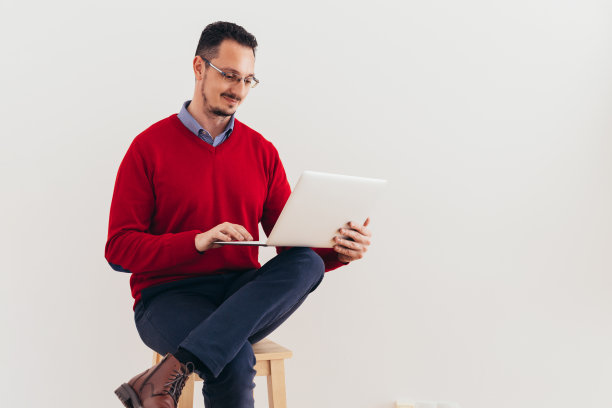 时尚商人使用笔记本电脑图片下载