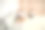 褐发男和他女朋友在家用笔记本电脑工作图片下载