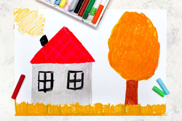 色彩斑斓的图画:美丽的秋景。舒适的房子和橘黄色叶子的树。图片下载