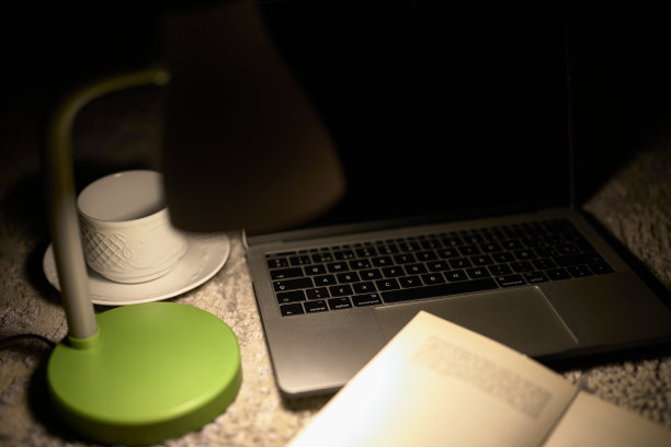 台灯，一个笔记本电脑，一个杯子和一本书图片下载