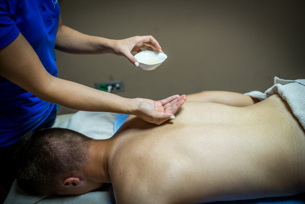 年轻人享受按摩股票照片图片下载