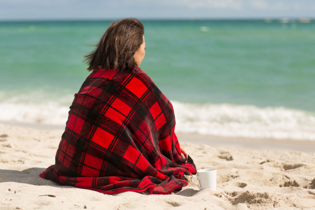 海滩上一个快乐女人的Portarit。图片下载