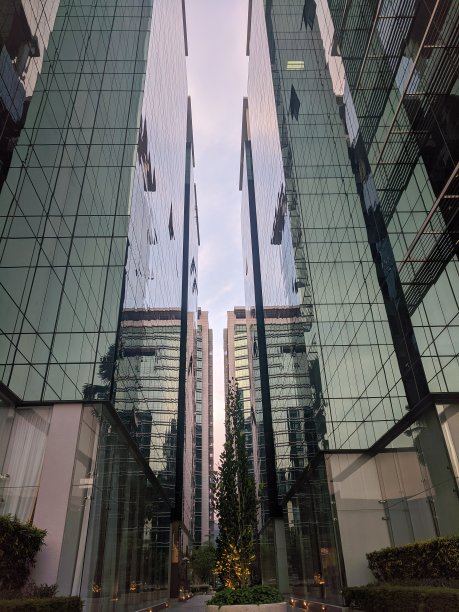 现代建筑的仰视视角图片下载