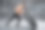 运动员戴着黑色面具在户外移动轮胎图片下载