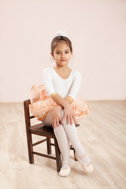 上芭蕾课的小女孩图片下载