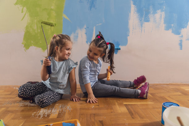 闺蜜们在一起刷墙的时候建立了感情图片下载