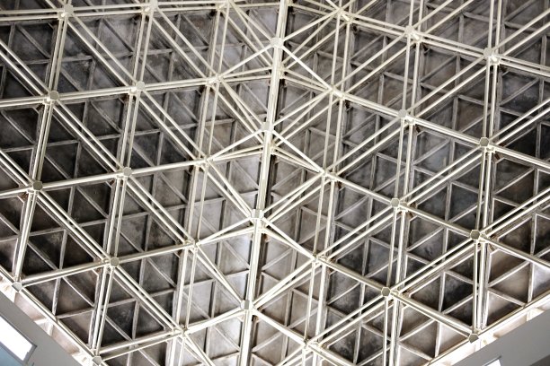 坚固的钢结构，支撑着建筑图片下载