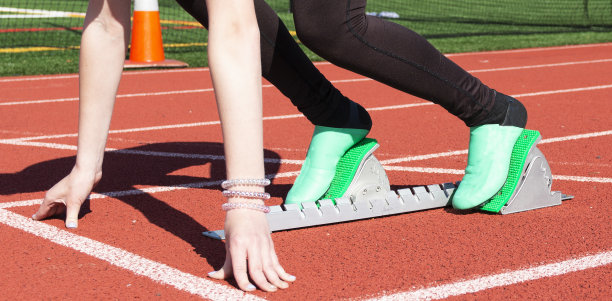 起跑器上短跑运动员的胳膊和腿图片下载