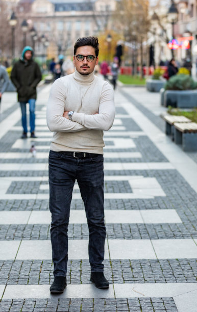 英俊的商人，在城市的户外，散步。图片下载