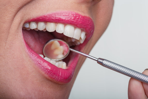 去看牙医是为了得到一个健康的微笑图片下载