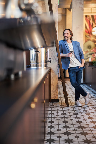 喝咖啡，享受酒店住宿的黑发绅士图片下载