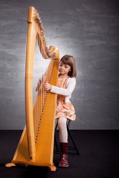 弹奏竖琴的小女孩图片下载