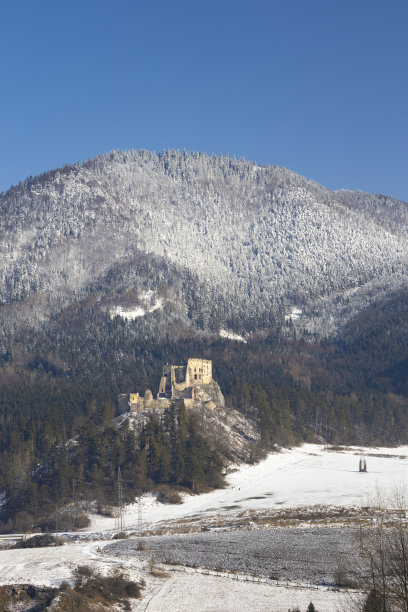 斯洛伐克乔克山脉Ruzomberok附近的利卡瓦废墟图片下载
