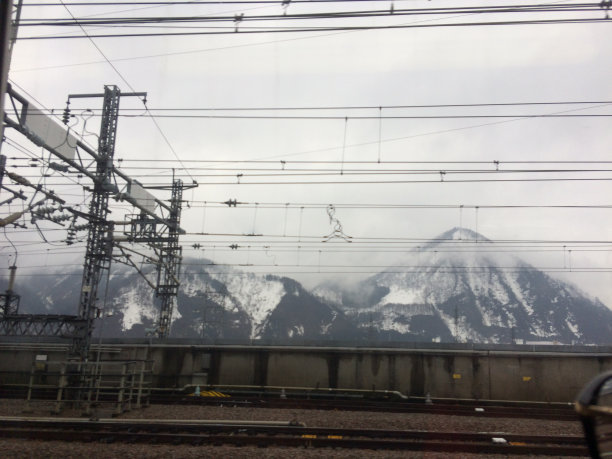 雪覆盖的山图片下载