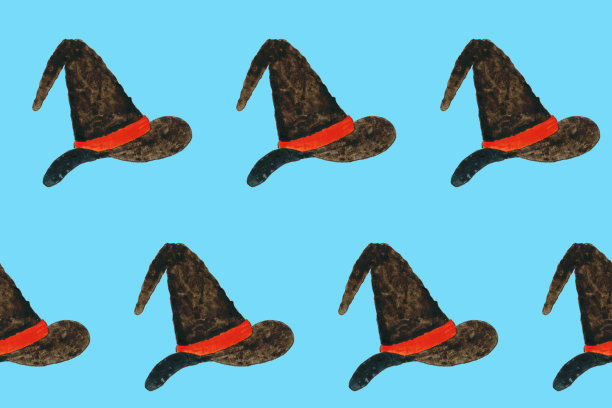 无缝图案与水彩女巫帽在蓝色板。万圣节的设计元素。巫术的象征。魔术师或巫师帽。印刷纺织品，贺卡，包装纸，装饰，设计图片下载