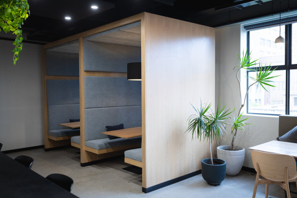 空的餐厅在创意办公室，摊位，桌子，窗户和植物图片下载