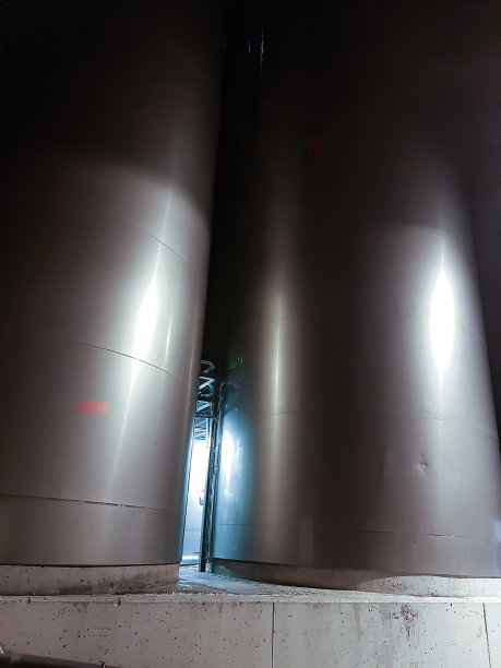 西班牙马德里06/14/2019:夜间图像，现代化工厂的铝储罐图片下载