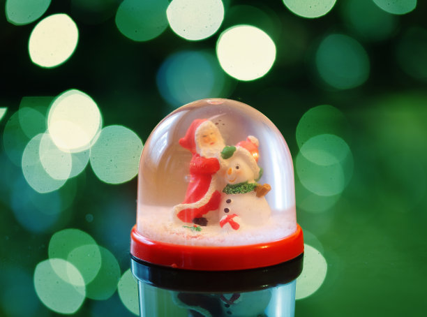 下雪的圆顶与绿色抽象背景在圣诞节图片下载