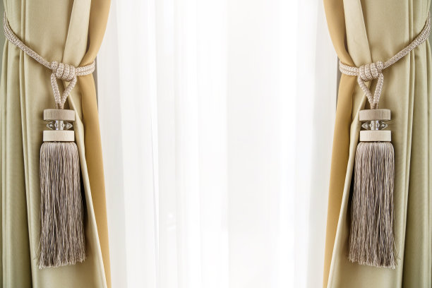 柔软的棕色窗帘与晨光从窗户卧室室内背景家美丽的想法概念图片下载