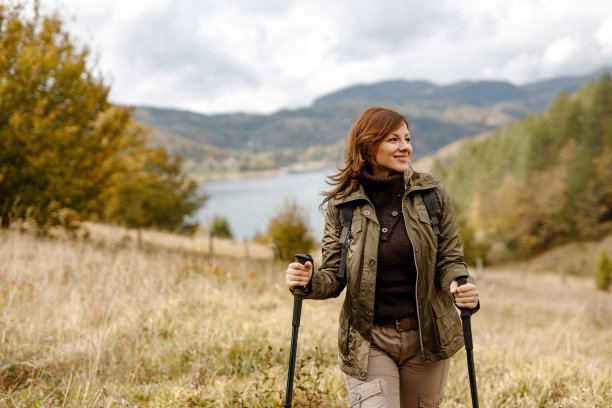 绿色背景，女子徒步。图片下载